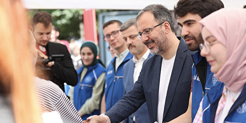 Bakan Kasapoğlu, YKS'ye giren öğrencilere ve ailelerine destek oldu