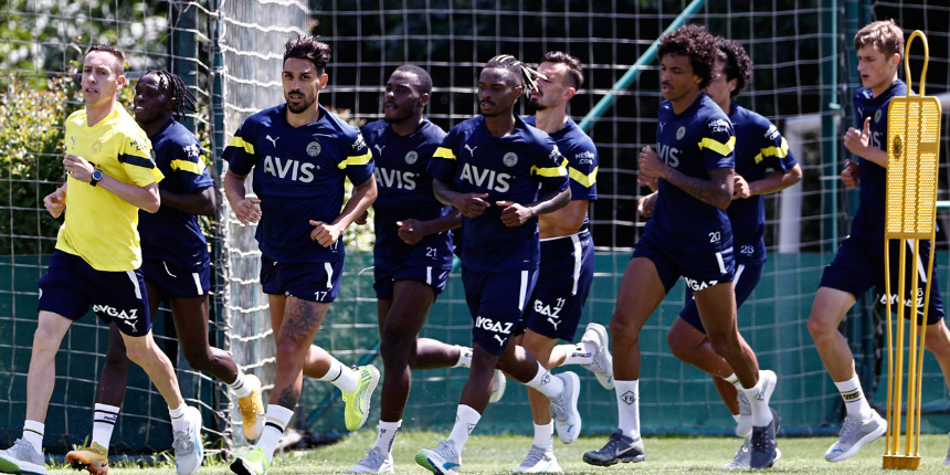 Yeni sezon çalışmalarını tüm hızıyla sürdüren Fenerbahçe'de, Jorge Jesus'tan oyuncularına tebrik