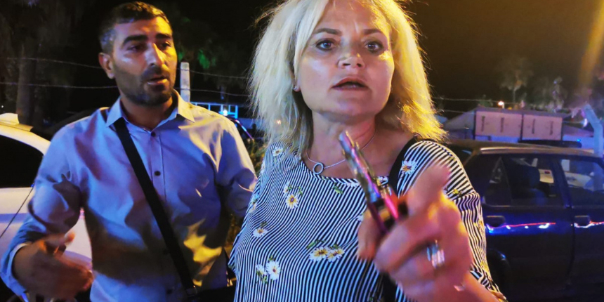 Sokak ortasında çirkin saldırı! Kavga eden şahıslar, kavgayı görüntüleyen muhabire saldırdı