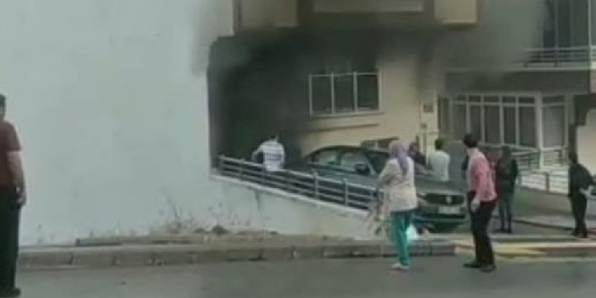 Eşiyle tartışan kadın, evini ateşe verdi