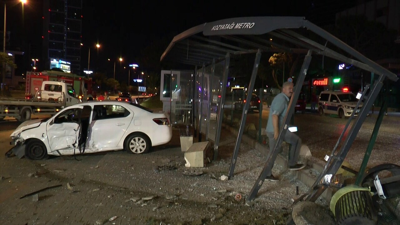 Kadıköy'de otomobil durakta bekleyen yolculara çarptı: 1'i ağır 5 yaralı