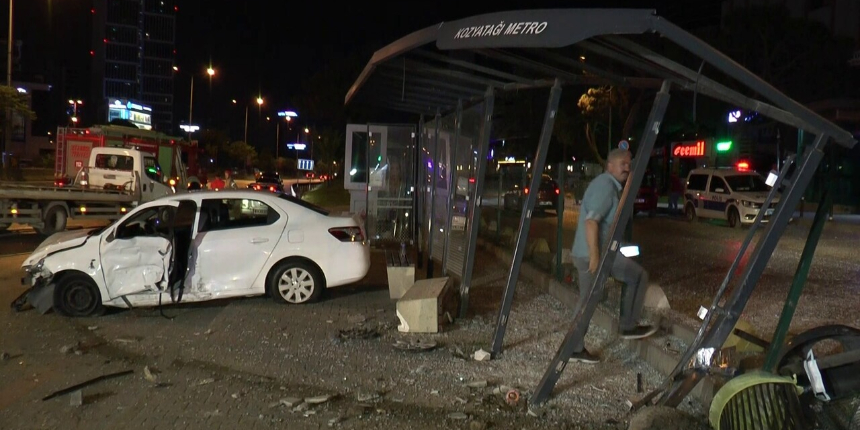 Kadıköy'de otomobil durakta bekleyen yolculara çarptı: 1'i ağır 5 yaralı