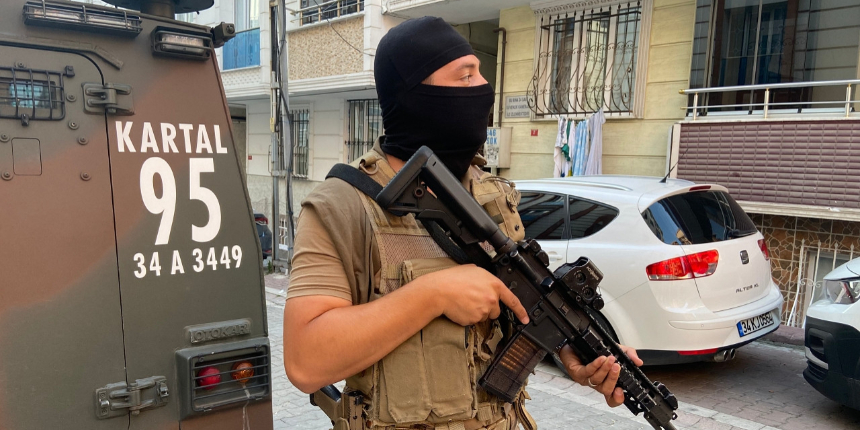 İstanbul'da uyuşturucu tacirlerine dev operasyon: Çok sayıda şüpheli gözaltına alındı!