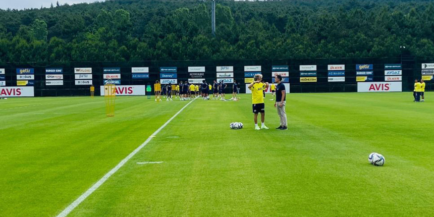 Fenerbahçe Teknik Direktörü Jorge Jesus'tan antrenmanda oyunculara yakın takip