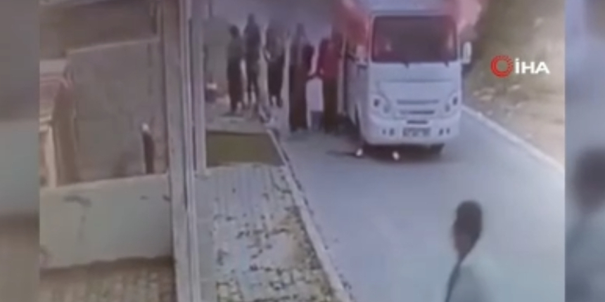 Servis aracı alev aldı, tarım işçileri canını zor kurtardı