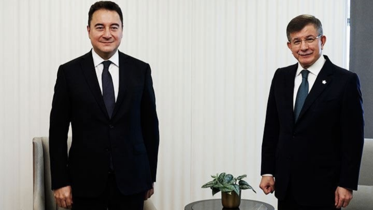 Babacan ve Davutoğlu muhalif yazarın satırlarında maskara oldular