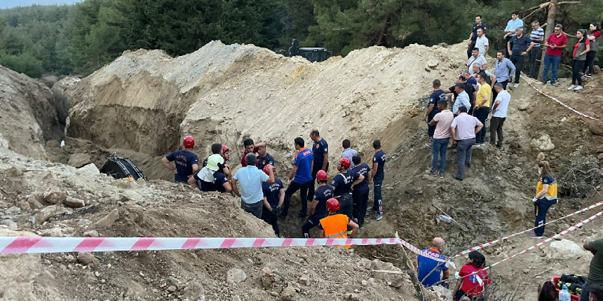 Manisa'da göçük! Hayvan içme suyu göleti inşaatında 3 kişi toprak altında kaldı