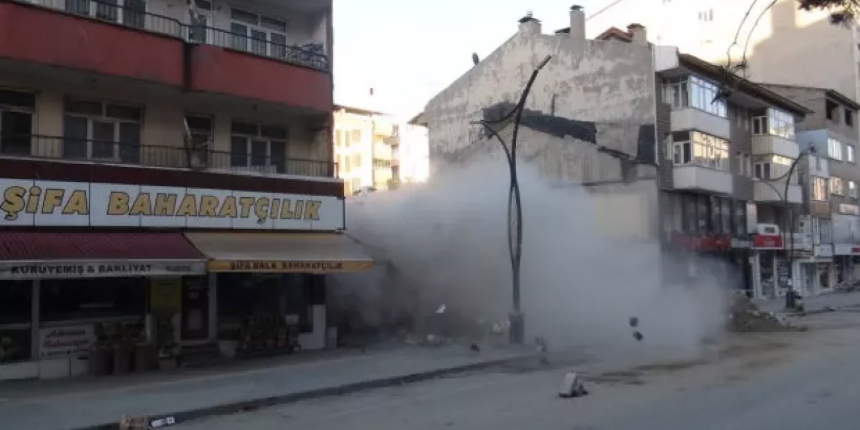 Bitlis'te 4 katlı bina çöktü