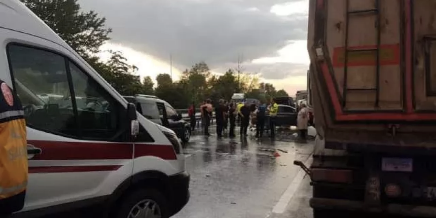 Sakarya'da facia: 6 araç birden kaza yaptı