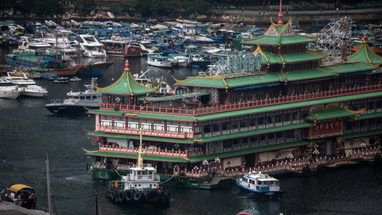 Hong Kong'un meşhur yüzen restoranı battı