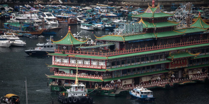 Hong Kong'un meşhur yüzen restoranı battı