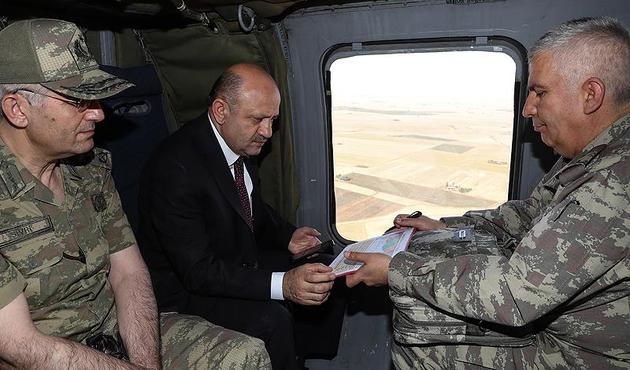 Milli Savunma Bakanı Fikri Işık inşa edilen duvarı inceledi