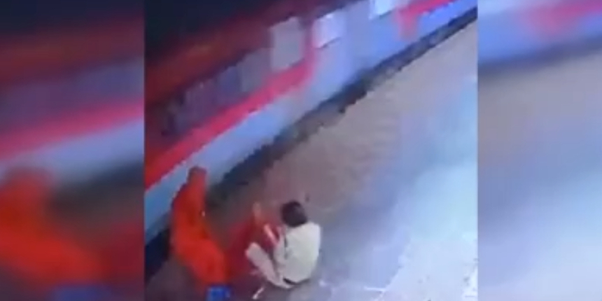 Görevli son anda raylardan çekti! Yaşlı kadın ölümden döndü