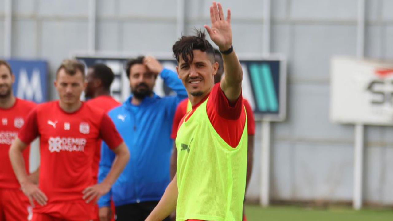 Demir Grup Sivasspor, takımdan ayrılan Fayçal Fajr'a hizmetlerinden dolayı teşekkür etti