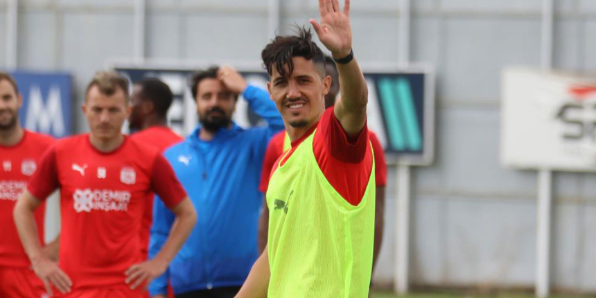 Demir Grup Sivasspor, takımdan ayrılan Fayçal Fajr'a hizmetlerinden dolayı teşekkür etti