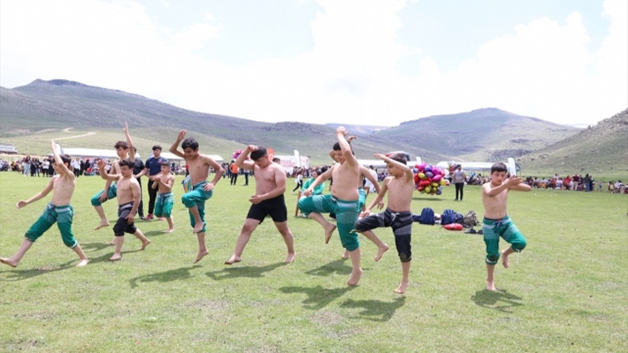 Niğde'de 2.Yetimler Buluşması düzenlendi. Yaklaşık 1700 yetim katıldı.