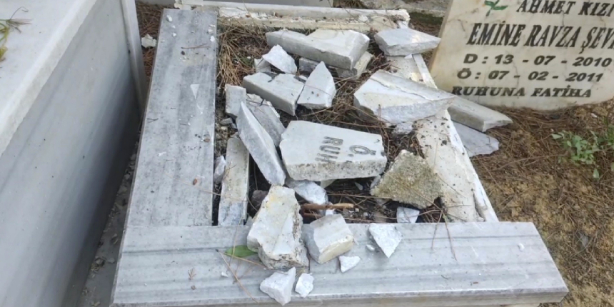 Kabristana balyozlu saldırı! Bebek mezarlarının taşlarını parçaladılar