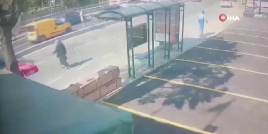 İstanbul'un göbeğinde korkunç kaza! Minibüse binmeye çalışan kadın, başka bir aracın altında kaldı