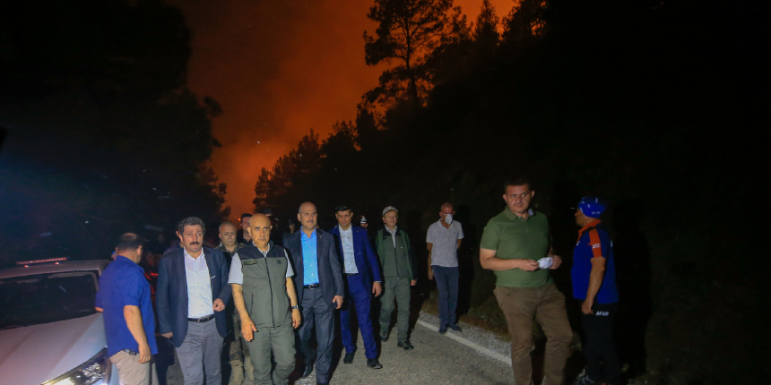 Bakan Vahit Kirişci: Şu anki şartlar itibarıyla bizi çok endişelendirecek bir yangın değil