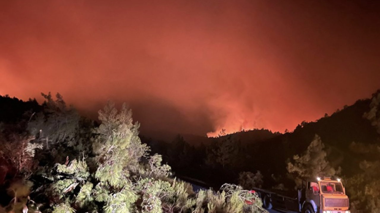 Bakan Vahit Kirişçi'den önemli detaylar: Marmaris'teki yangında son dakika! 30 ev tahliye edildi