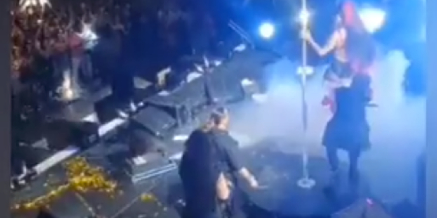 Hayko Cepkin, sahnede dansçısını taşımak isterken düştü