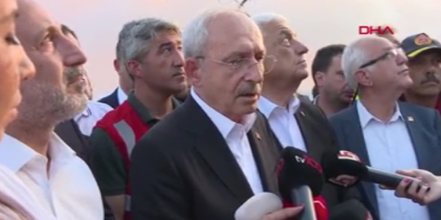 Kılıçdaroğlu, 'Verin görevi helikopterleri biz alalım' derken, helikopterlerin sesi yankılandı