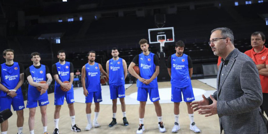 Bakan Mehmet Muharrem Kasapoğlu'ndan A Milli Erkek Basketbol Takımı'na destek