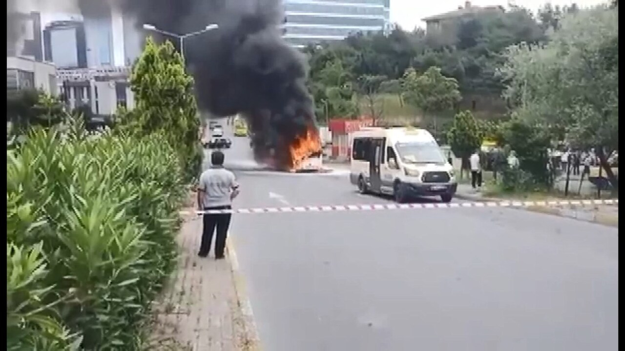 Bağcılar'da dehşet anları! Yolcu minibüsü alev alev yandı