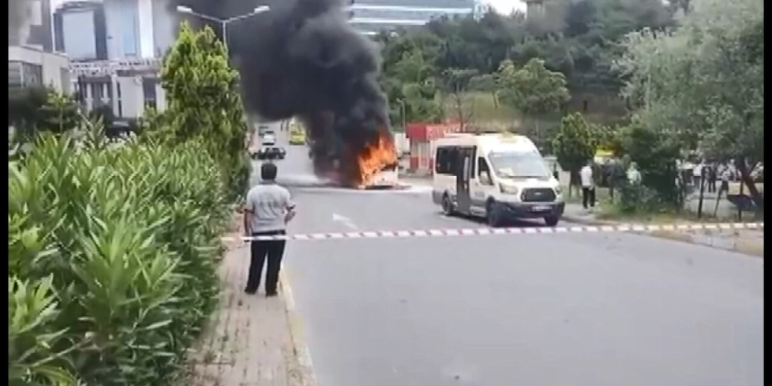 Bağcılar'da dehşet anları! Yolcu minibüsü alev alev yandı
