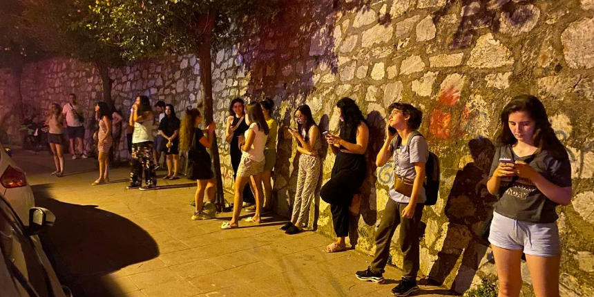 Kız öğrenci yurdunda yangın paniği! Öğrenciler kendilerini sokağa zor attı