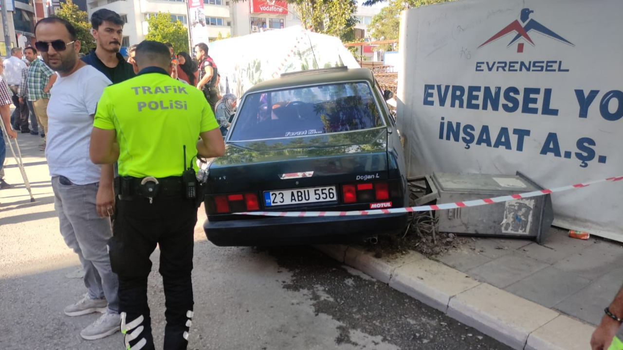 Elazığ'da feci kaza! Seyir halindeki otomobil yayaların arasına daldı