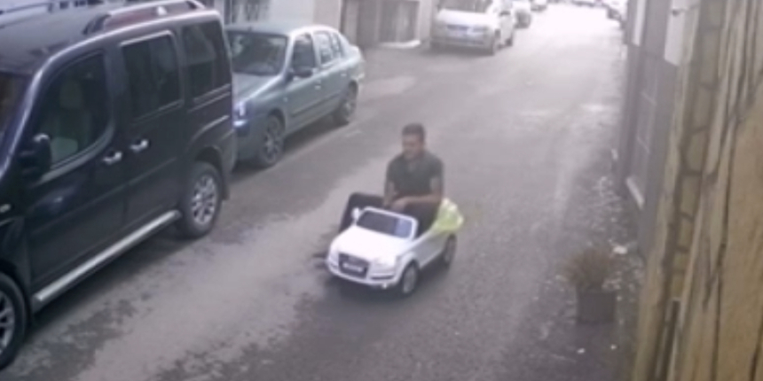 Çaldığı akülü çocuk arabasını taşıyamayınca sürerek uzaklaştı