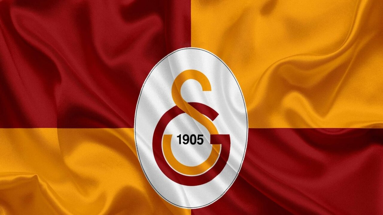 Galatasaray bombaları patlatmaya hazırlanıyor! Okan Buruk transfer için üç ismi öne çıkardı
