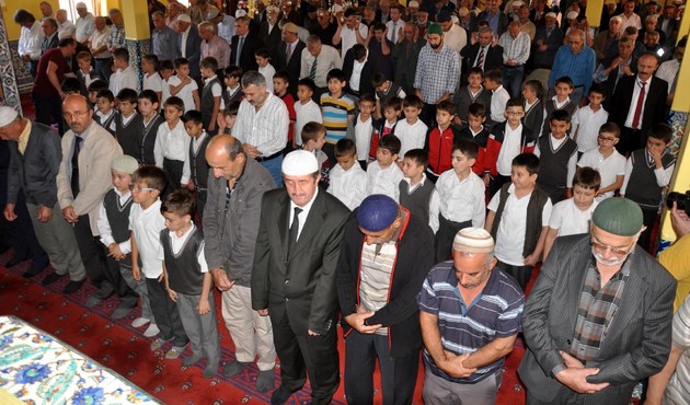 Çocuğun camiyi sevebilmesinin yolunun içerisinde koşturmaktan geçmediği de öğretmeli...