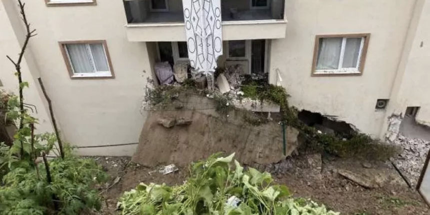 Bartın'da istinat duvarı çöktü: 3 bina boşaltıldı
