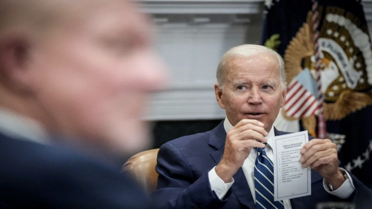 ABD Başkanı Biden, kendisine verilen talimat kağıdını yanlışlıkla ifşa etti