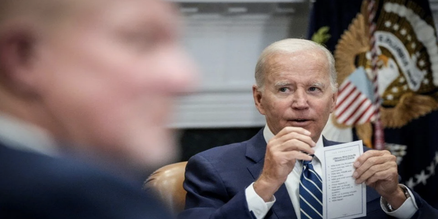 ABD Başkanı Biden, kendisine verilen talimat kağıdını yanlışlıkla ifşa etti