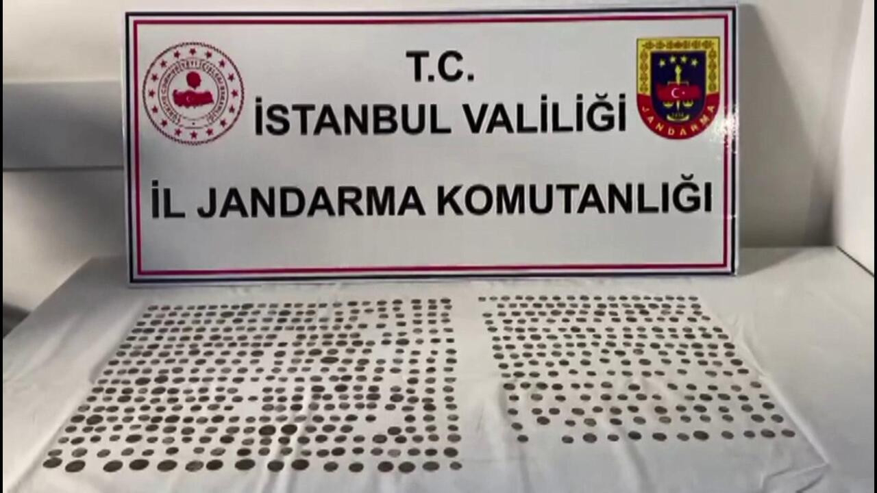 Tarihi sikkeleri jandarmaya satmaya çalışan definecilere suçüstü!