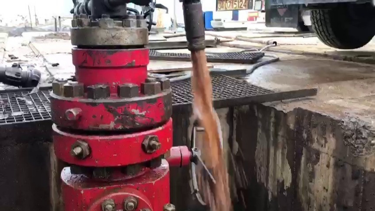 Adana'da vanalar açıldı: Kuyulardan petrol fışkırdı! İşte o anlar...