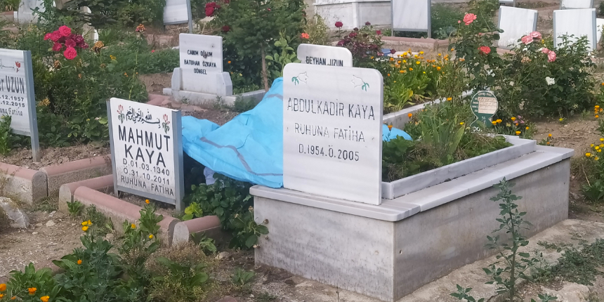 Ecel kabristanda geldi! Eşinin mezarı başında ölü bulundu
