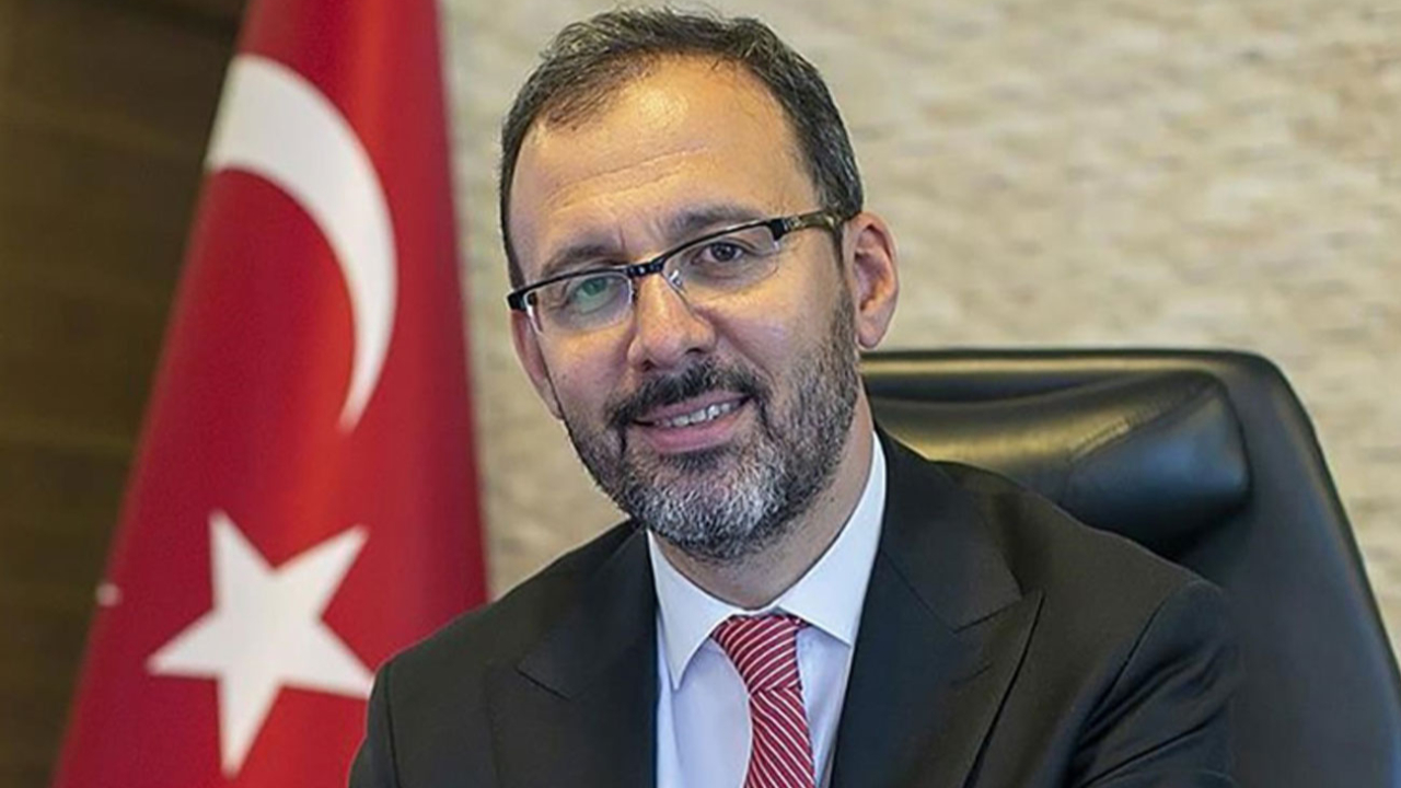Bakan Kasapoğlu, gençlere bayram hediyesini duyurdu: Bayramda okuduğu kitabı yazanlara gidecek