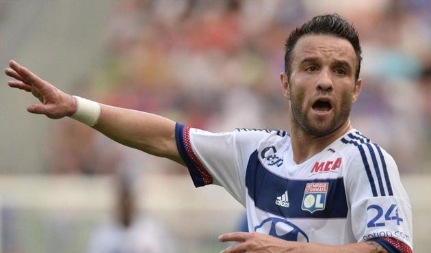 Fenerbahçe'nin yeni yıldızı Valbuena, İstanbul yolunda bayrakları karıştırdı!