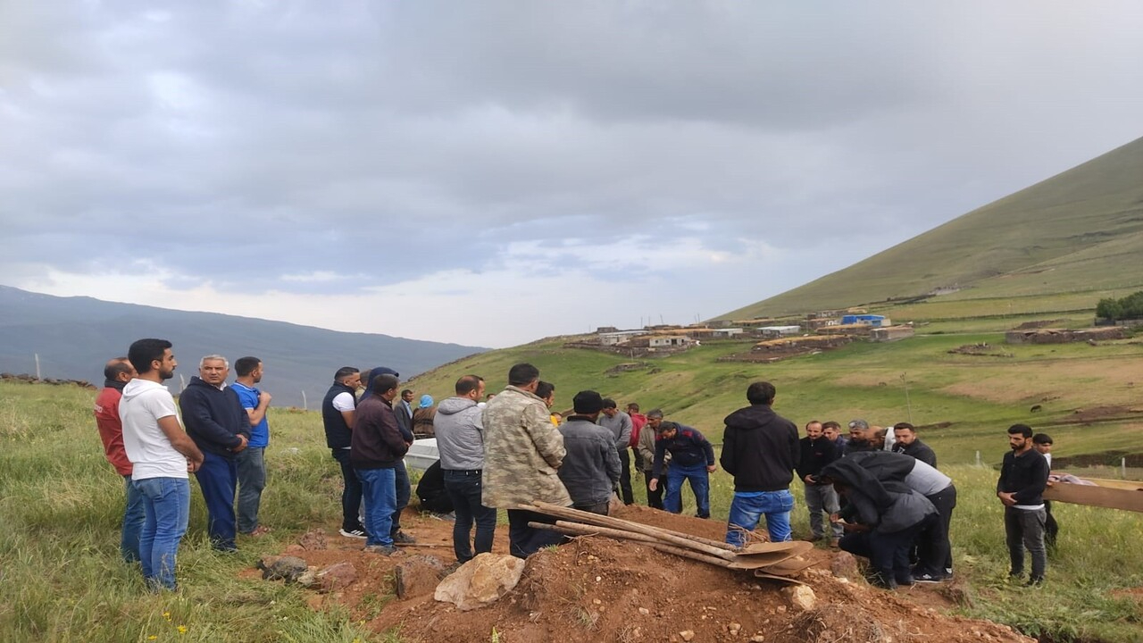 Koyunlarını otlatmak için araziye çıkan adamdan acı haber! Gözyaşları içinde toprağa verildi!
