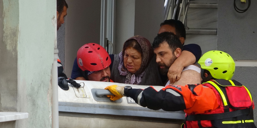Zonguldak'ı kuvvetli yağış vurdu! Sular altında kalan mahallede vatandaşlar botla kurtarıldı