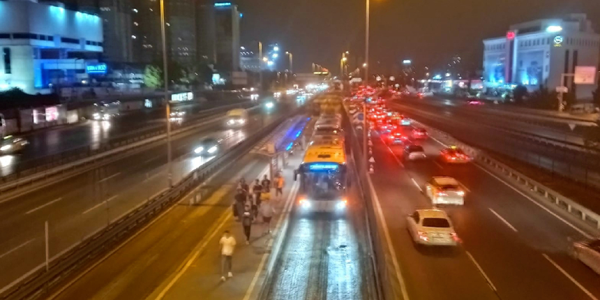 İstanbullular dikkat! Çalışma başladı, metrobüste bir durak tersine aktarma yapılacak