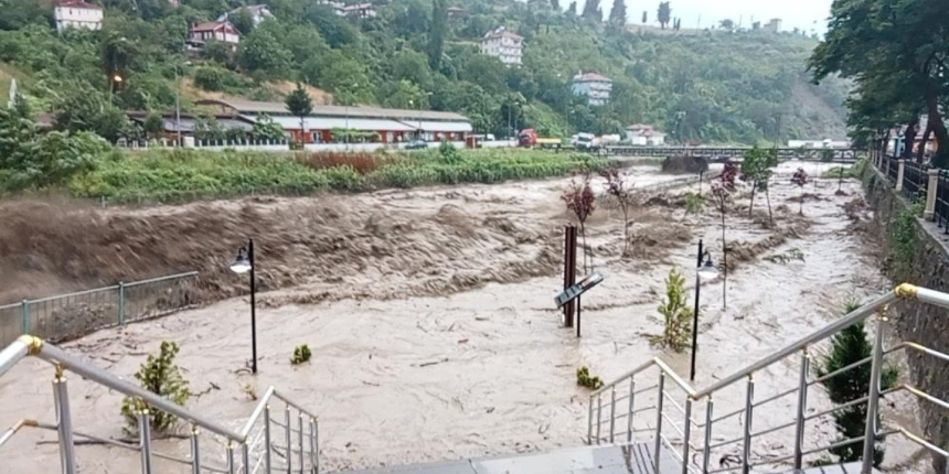 İki köprü çöktü... AFAD'dan Kastamonu'ya uyarı: İş yerlerinizi açmayın, üst katlara çıkın!