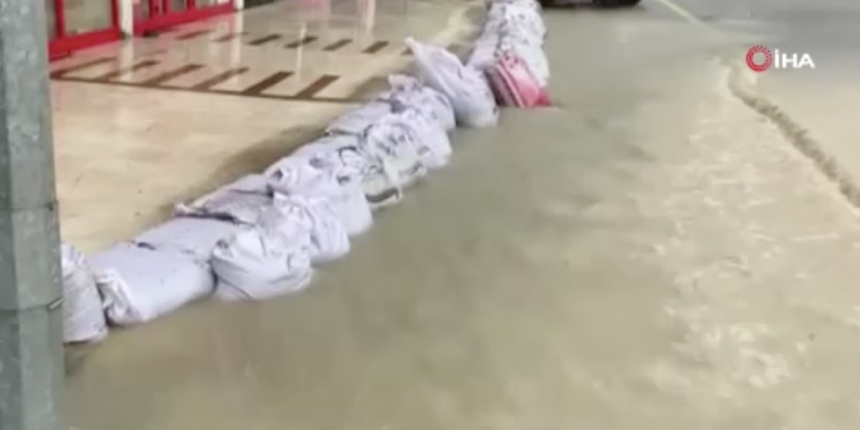 Bartın'da yağış sonrası yollar göle döndü, iş yeri sahipleri çuvallarla siper kurdu