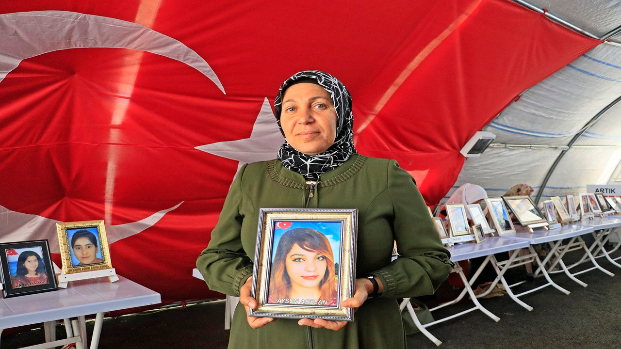 Evlat nöbeti devam eden anne yürek burkan sözleriyle kaçırılan kızına seslendi