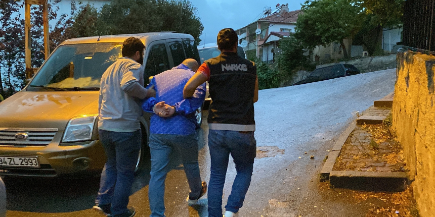 Zehir tacirlerine şafak operasyonu: Çok sayıda kişi gözaltına alındı!