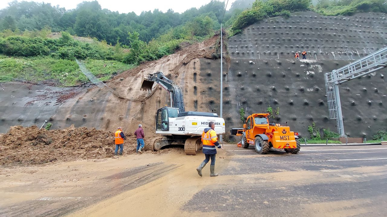 TEM'in İstanbul yönü ulaşıma kapatıldı; Bolu Dağı'nda toprak kayması